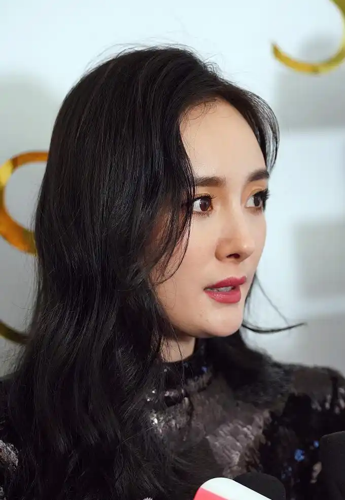 杨幂现身活动表情严峻老态明显疑受粉丝抵制嘉行风波影响