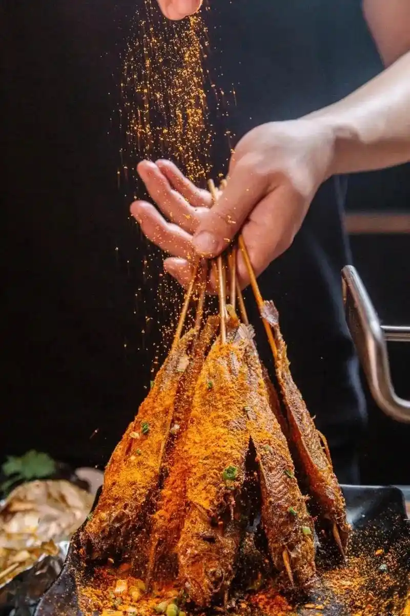 热辣四溢的乐山派烤小黄鱼.图/上海去哪吃