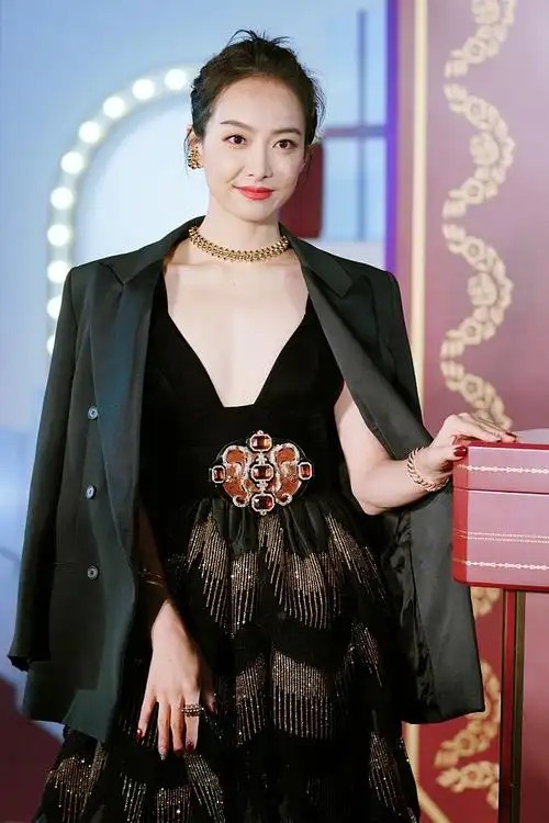 宋茜不惧严寒深v长裙大秀事业线皮肤白皙打扮贵气