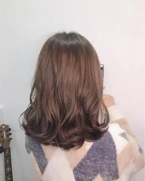 好看的发型中长发烫发(精选中发烫发发型)(15)