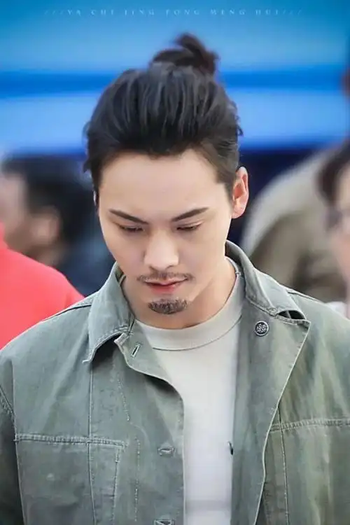 《橙红年代》陈伟霆为戏蓄胡子,下巴里都有戏,网友:又野又辣