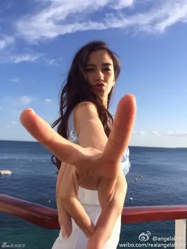angelababy海边美照秀曲线 剪刀手卖萌