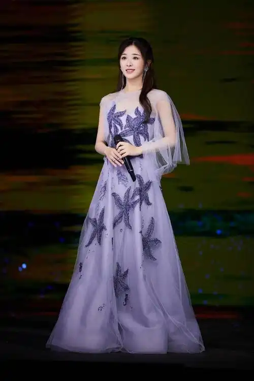 张含韵也太会保养了!穿鎏光礼服裙温柔高贵,32岁看着像00后