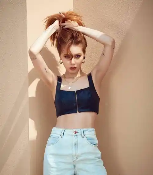 金泫雅终于胖了,染棕发穿小一号上衣美回巅峰期,双腿却依旧纤细