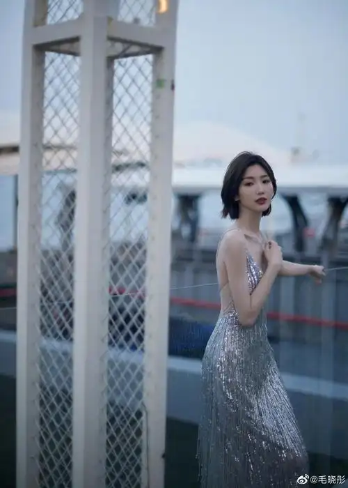 毛晓彤银色流苏亮片裙造型大片～ 姐姐的美背斯哈斯哈