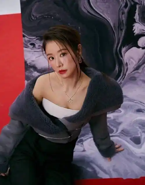 林心如新杂志照46岁状态佳