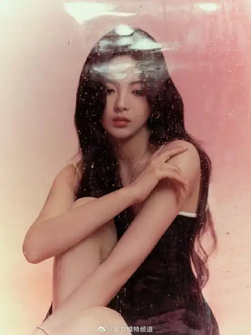 杨超越穿吊带小黑裙亮相锁骨精致事业线抢镜