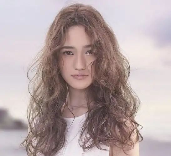 这些烫发的款式超显发量适合熟龄女性