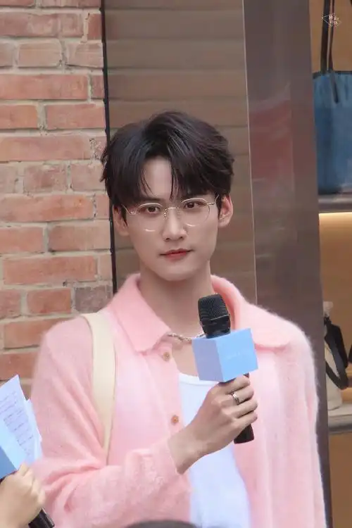 周柯宇粉色开衫