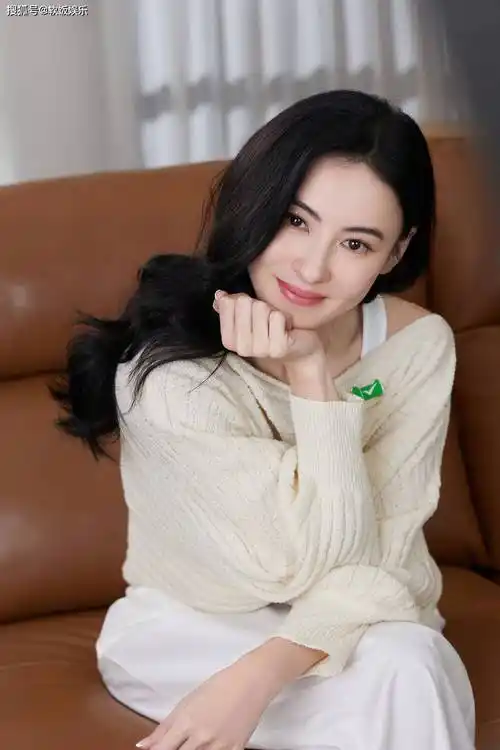 皮肤白皙水嫩瓜子脸,身材姣好不像三孩妈妈_保养_辣妈_肌肤