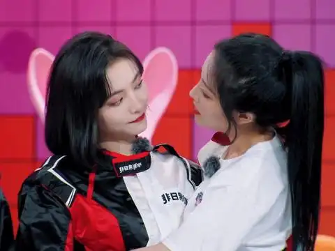 《非日常派对》幕后:喻言向许佳琪持续输出"彩虹炮弹"