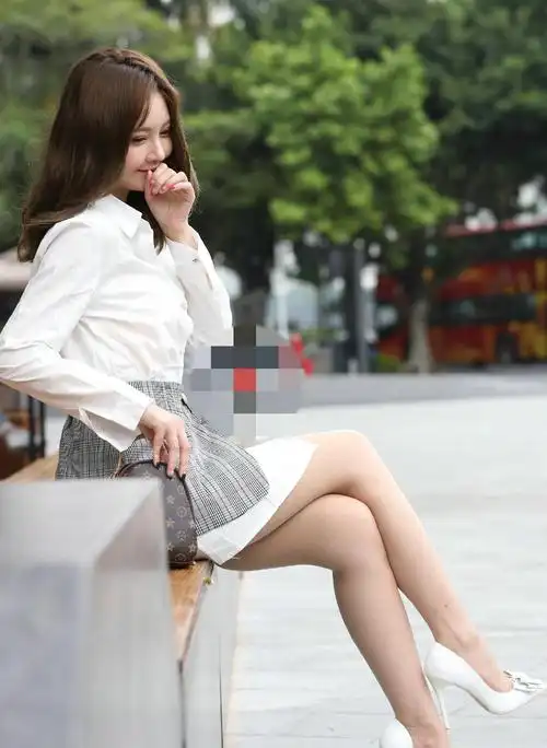 衬衫裙搭配高跟鞋,简约清新的搭配展现知性优雅的气质