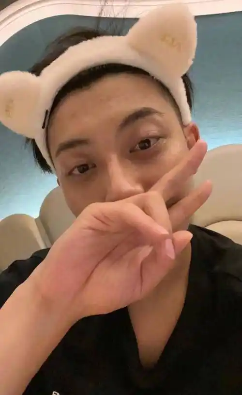 黄子韬卸妆后样貌平凡衣品外表平平 哪里配得上貌美的徐艺洋_青春