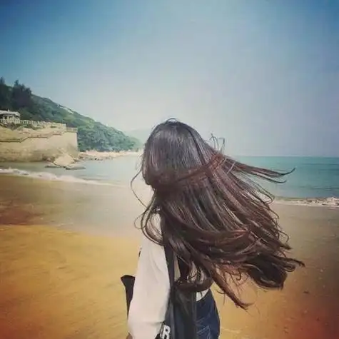 海边长发背影女头像