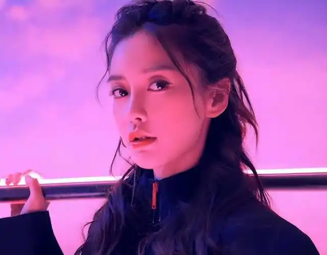 baby疯马秀风波后首露面低头捂胸脚步快发声表立场专注自己