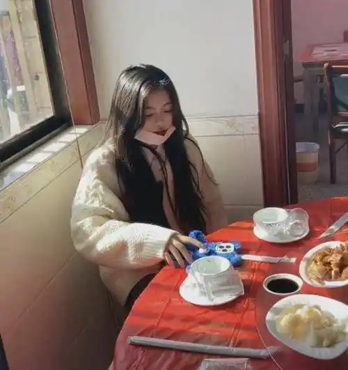 杨超越回村给父亲祝寿,蜷缩角落模样拘谨,自嘲比走红毯还紧张_农村_女