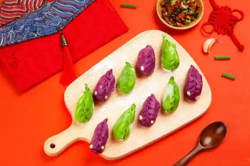 浅底上的彩色饺子 饺子