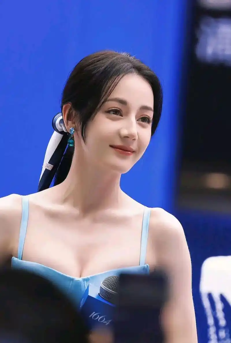 难道是金星的话起作用了?  迪丽热巴,  这个丝带马尾造型如何?