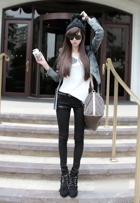 哪位大神会修剪照片,帮我把这张图片女生的墨镜和帽子消除掉,其他的不