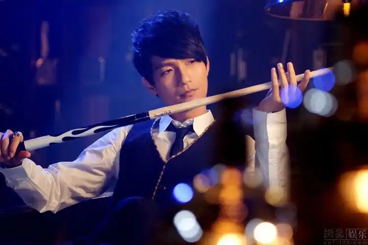 祖籍广东省普宁市,中国内地流行乐男歌手,原创音乐人,影视演员,吉他手