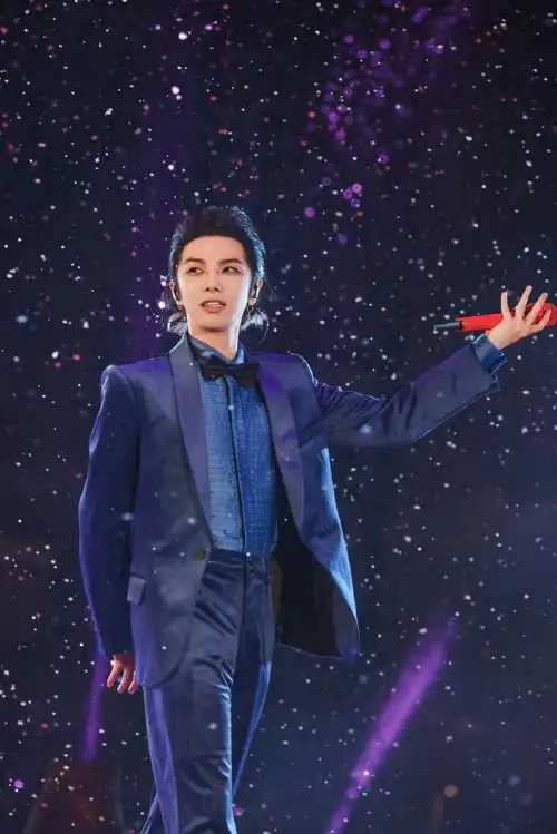 华晨宇演唱会复刻快男夺冠造型##华晨宇穿了十年前快男夺冠的衣服