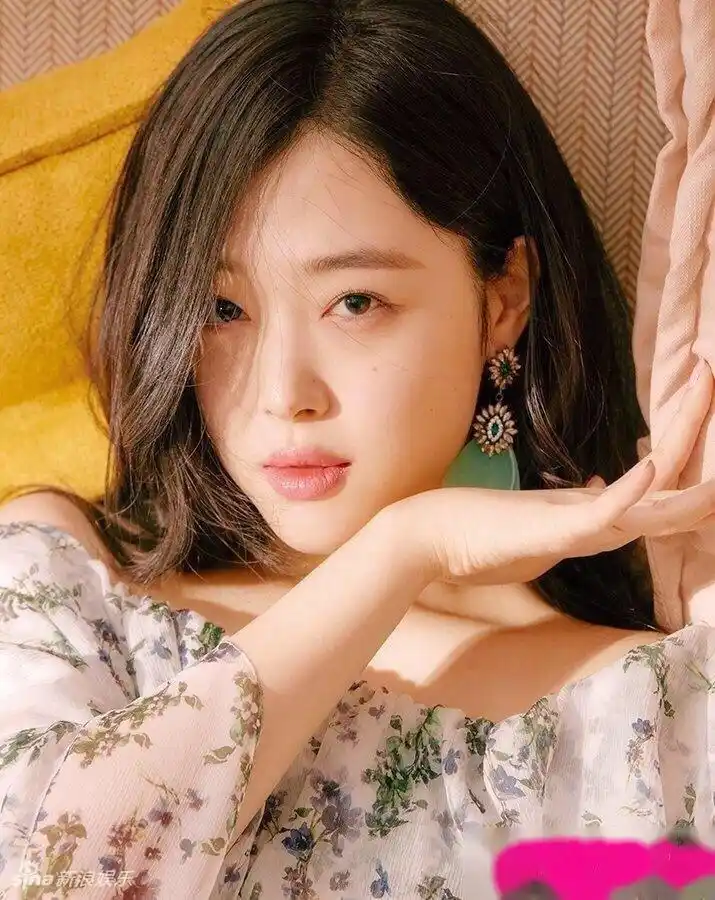 杂志《cosmopolitan》3月刊崔雪莉画报及封面曝光,散发可爱性感的魅力