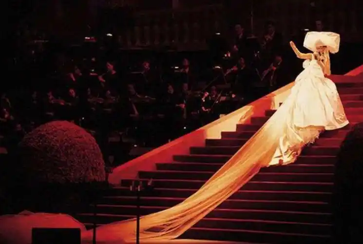 梅艳芳最后一场演唱会身穿婚纱含泪演唱最后孤独离开舞台