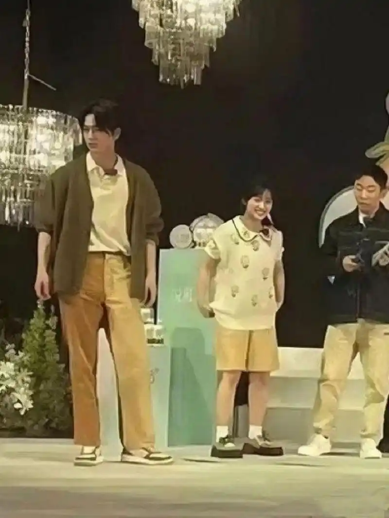 跟他在一起真的是最萌身高差#张凌赫的身高压迫感