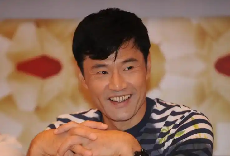 于荣光:硬汉也有柔情,出道38年零绯闻,对"丑妻"不离不弃