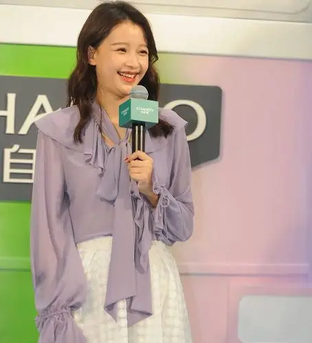 孙怡出席活动穿着清新大笑破功暴露双下巴