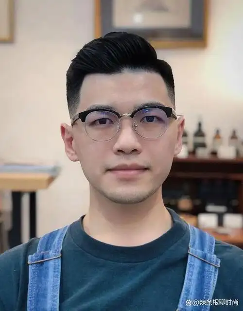 人到中年怕什么,"精致土"才可怕!发型一丝不苟,看着却更油腻