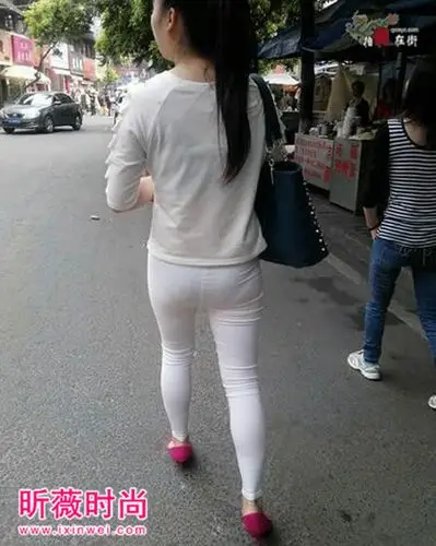 穿白裤子尴尬的女人女人穿白色紧身裤子好尴尬