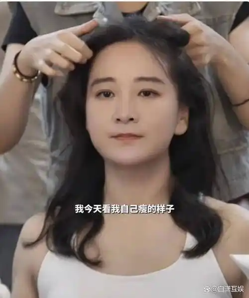 终于看到贾玲的真实模样脸上太瘦挂不住肉满脸褶子还显老