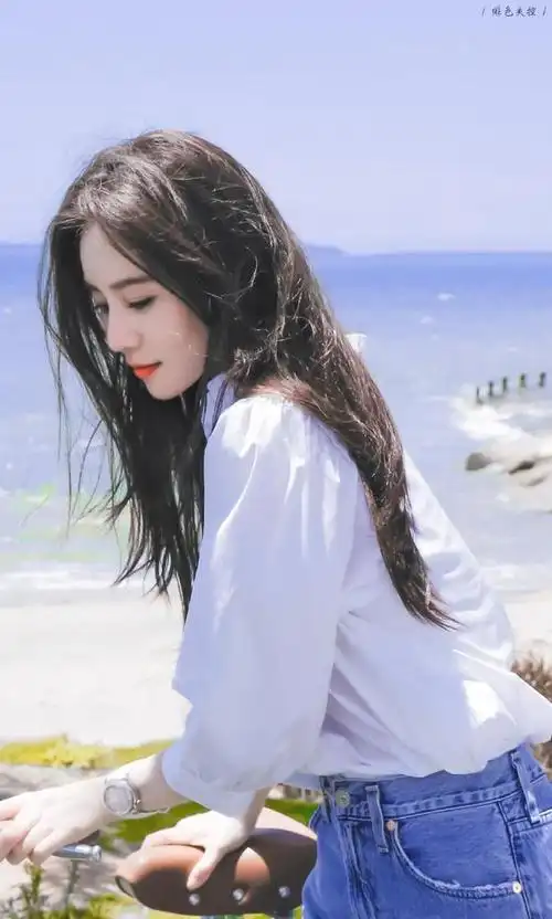 太美了刘诗诗海边骑自行车白衬衫配牛仔裤气质出众