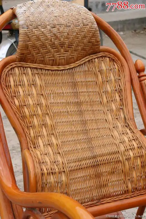 藤条摇椅,全部藤条编织,榫卯结构,座面及背板全部藤皮编织,牢固可使用