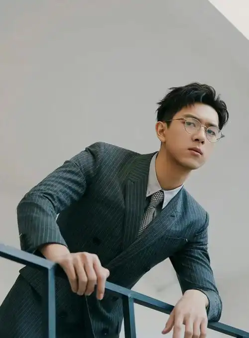 金丝眼镜可以说是男明星增添禁欲矜贵感的最佳时尚单品了