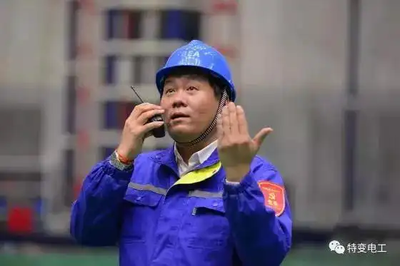 黄晓鹏在指挥吊装