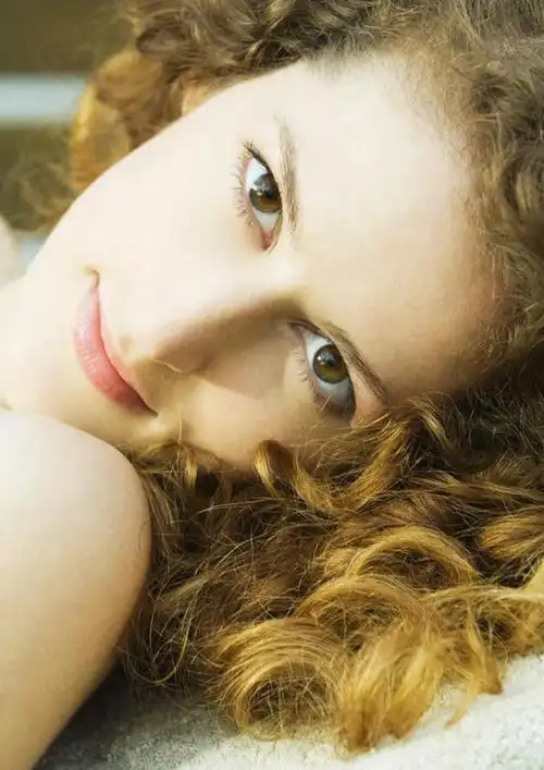 白天,正面,欧洲,欧洲人,仅一个年轻女性,仅一个女性,仅一个人,棕色