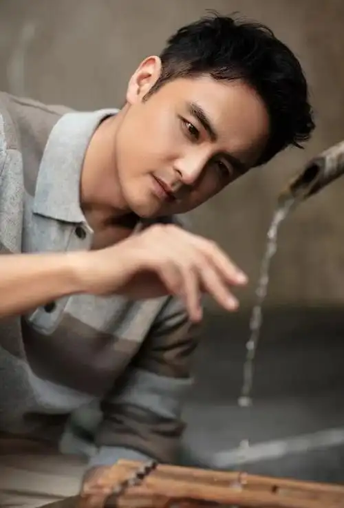 明道一家三口逛街,妻子穿娃娃裙审美停在10年前,儿子穿得太路人|西装|