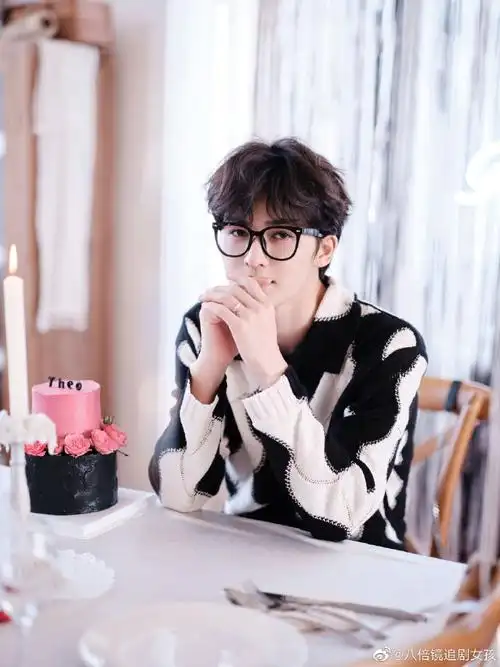 朱正廷黑框眼镜造型