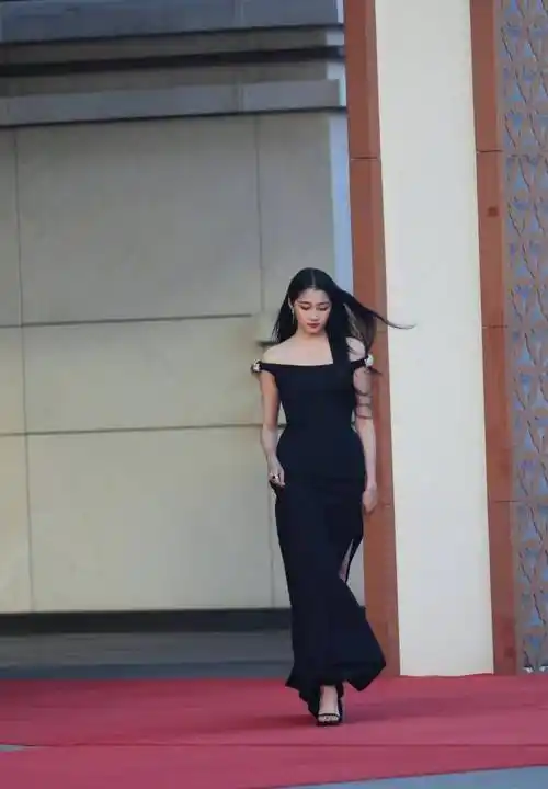 关晓彤红毯终于穿对了,黑色开叉裙大秀美腿,气质优雅_设计_礼服_造型