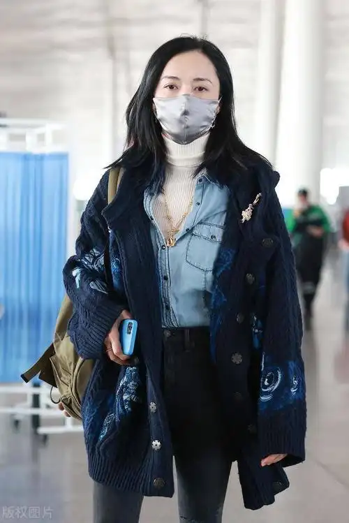 女神姚晨现身机场叠穿牛仔衬衣搭深蓝针织外套超有气质