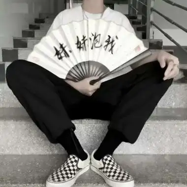 网红男生拿扇子头像高清手里拿扇子半身男头像图片