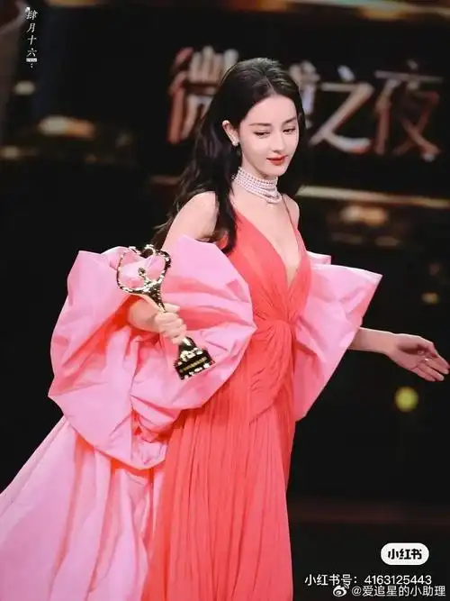 迪丽热巴近期红毯以前红毯你喜欢哪种