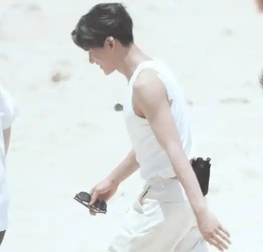 原创跑男9三亚路透照本以为蔡徐坤够迷人谁知黄旭熙凭身材获胜