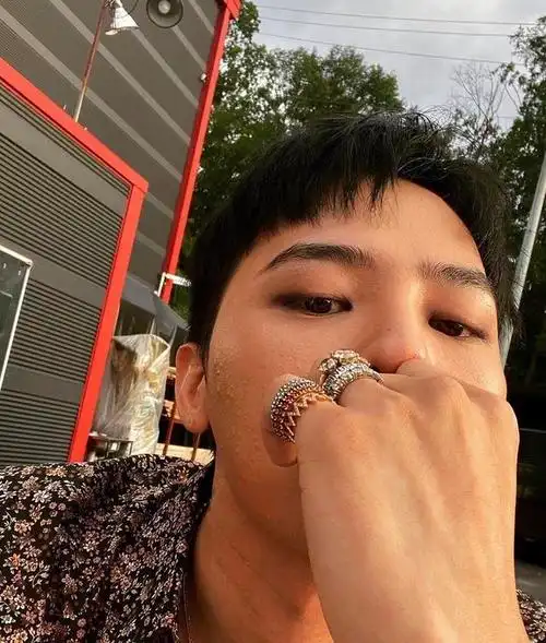 那位曾经把你迷得神魂颠倒的权志龙回来了晒出素颜照还是依旧帅气