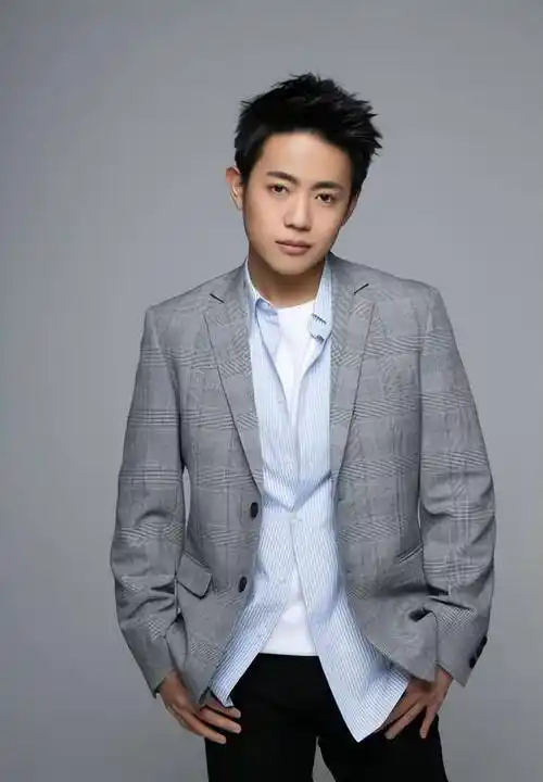 演员洪剑涛:军艺"初代校草",婚内出轨是谣言,儿子是他的骄傲_时候_贾