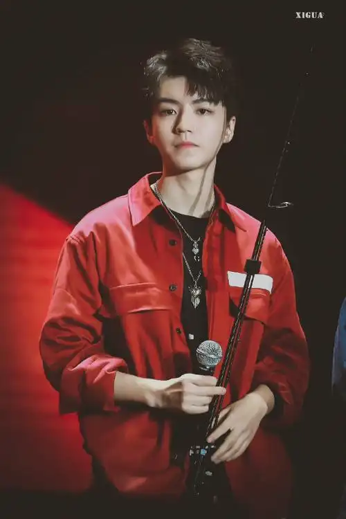 王俊凯超话存档一些王俊凯这些年穿过的正红色有一说一,王俊凯是我