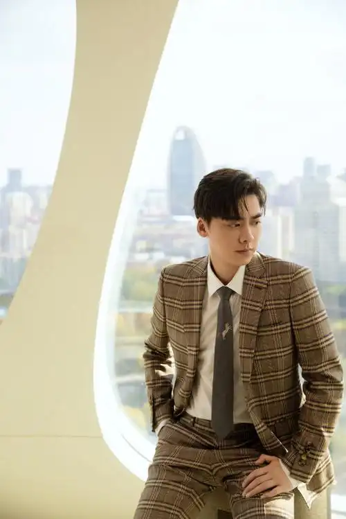 李易峰 白色衬衣搭配复古格纹西装尽显优雅格调嘟嘴卖萌!