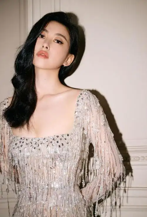 朱珠穿上这件裙子之后秀出了纤细的腰部线条和很好的身材比例.